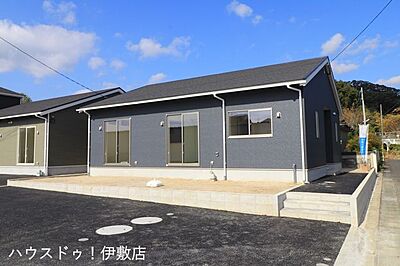 外観：【外観写真】・人気の平屋建て・駐車場並列普通車4台可能令和6年12月10日撮影