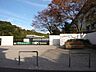 周辺：坂元中学校【鹿児島市立坂元中学校】は、玉里団地3丁目に位置する1979年創立の中学校です。令和3年度の生徒数は411人で、14クラスあります。校訓は「自主・友愛・練磨・勤労」です。 980m