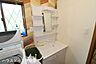 洗面：【洗面台】白く清潔な洗面台は一日のはじまりのスイッチを入れるのにピッタリなスペース。