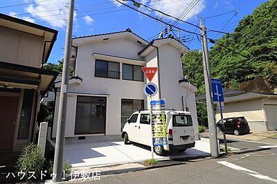 外観:【外観写真】・東南角地で陽当たり良好・駐車場拡張工事済みで駐車場普通車並列2台可能 外観:【外観写真】・東南角地で陽当たり良好・駐車場拡張工事済みで駐車場普通車並列2台可能