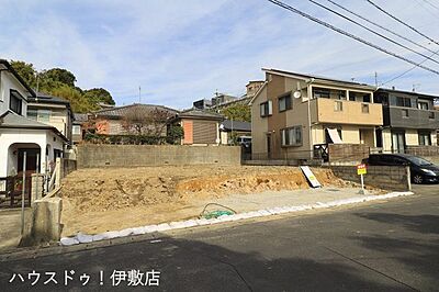 外観:【外観写真】・南向き陽当たり良好です・現状更地!1つの土地を2分割して、左側をお引き渡しします 外観:【外観写真】・南向き陽当たり良好です・現状更地!1つの土地を2分割して、左側をお引き渡しします