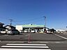 周辺：ファミリーマートむつみ明和3丁目店【ファミリーマート 明和3丁目店】飲食品、日用品を取扱うコンビニエンスストアー 590m