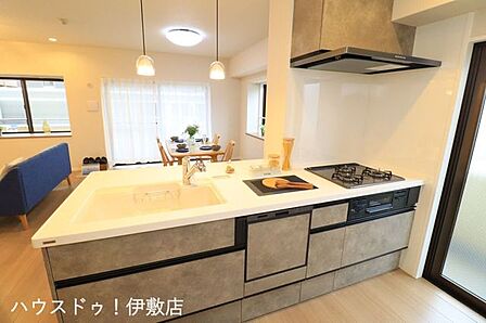 【キッチン】カウンターキッチンからリビングが見渡せるので、小さなお子様の様子を見ながら料理ができます