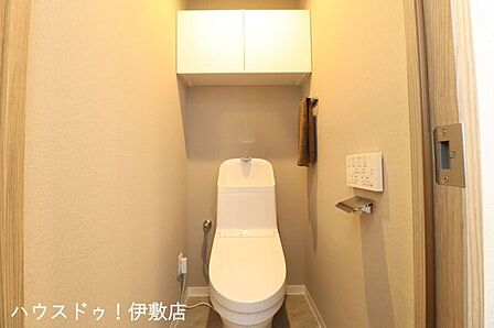 【トイレ】ウォシュレット機能付きトイレです!タオルリングやペーパーホルダー、収納棚も完備です