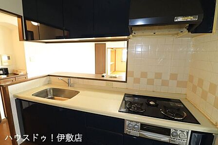【キッチン】対面キッチン越しに広がる明るいリビング。お料理中もリビングの様子が分かり、小さなお子様がいても安心。