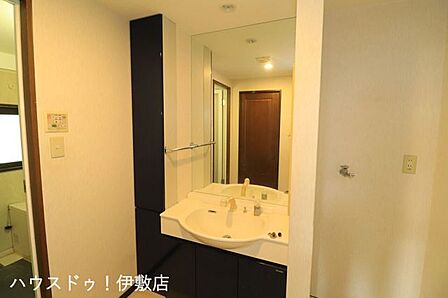 【洗面台】身支度に便利な大きな鏡を備えた洗面化粧台。サイドの収納棚には、洗面小物もすっきり整理できます。