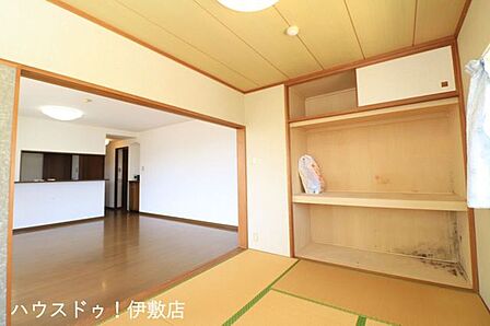 【和室】リビングと一体利用が可能な和室。天袋付きの押入があり、季節の布団や荷物もすっきり収納できます。