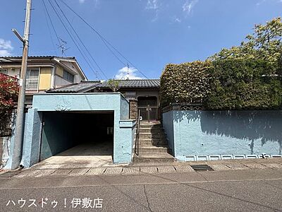 外観:【外観写真】・人気の平屋建て・南向きで陽当たり良好・敷地60.85坪と広々・庭付・ウッドデッキ付 外観:【外観写真】・人気の平屋建て・南向きで陽当たり良好・敷地60.85坪と広々・庭付・ウッドデッキ付