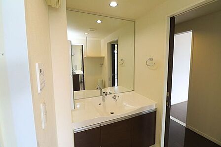 【洗面台】大き目の洗面台がついており、忙しい朝も横に並んで支度ができます