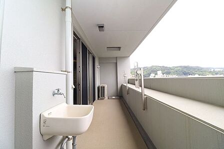 【バルコニー】物干し金具や水栓がついており、お掃除も楽々です