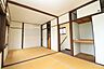 和室：【和室4.5帖×和室4.5帖】大きな窓からたっぷりの陽光が差し込む明るい2階和室。扉を開放して広々と使ったり、趣味の部屋と寝室を分けたりと、使い勝手の良い空間です。