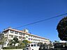 周辺：吉野東小学校【鹿児島市立吉野東小学校】は、吉野町に位置する1981年創立の小学校です。令和3年度の生徒数は1161人で、48クラスあります。校訓は「かしこく　なかよく　たくましく」です。 1000m