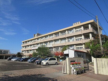 草牟田小学校【鹿児島市立草牟田小学校】は、城山2丁目に位置する1924年創立の小学校です。令和3年度の生徒数は482人で、20クラスあります。 1200m