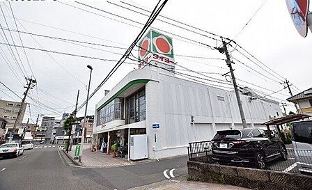 タイヨー新上橋店【タイヨー新上橋店】は、鹿児島市鷹師2丁目6番2号に位置する中ノ馬場通り近くのスーパーです。取扱品目は主に「生鮮食品・日配品・一般食品・日用雑貨・衣料品・お酒」です。駐車場がありま…