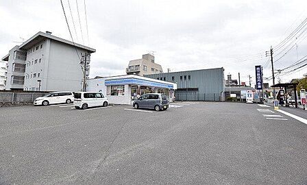 ローソン鹿児島薬師一丁目店【ローソン鹿児島薬師一丁目店】鹿児島市薬師1丁目にあるコンビニです。サービス・設備 ATM、お酒、タバコ、FAX、コピー、写真プリント、MACHI cafe、Wi 520m