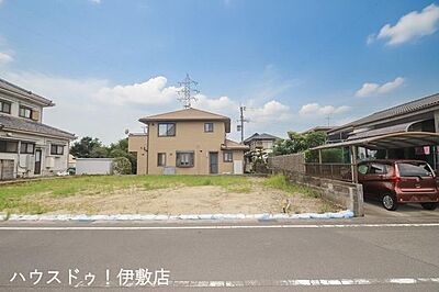 外観:【外観写真】・リビング20帖とゆとりのある空間・前面道路幅員約8mと駐車もしやすいです 外観:【外観写真】・リビング20帖とゆとりのある空間・前面道路幅員約8mと駐車もしやすいです