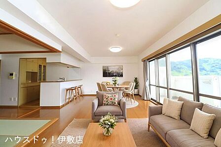 【リビング】雄大な桜島をプライベートビューに。陽光が差し込む明るいリビングで、心豊かな暮らしを※イメージにつき、家具、家電は価格に含まれません