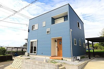外観:【外観写真】・2022年築の中古戸建・駐車場普通車4台可能・南向きで陽当たり良好 外観:【外観写真】・2022年築の中古戸建・駐車場普通車4台可能・南向きで陽当たり良好