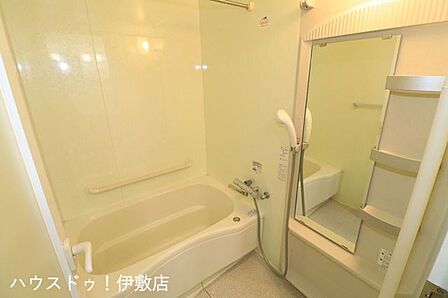 【浴室】大型の浴槽に浸かって日頃の疲れを癒して頂く事が出来ますね