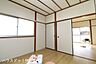 洋室：【1F洋室】白を基調とした室内で清潔感と開放感があります