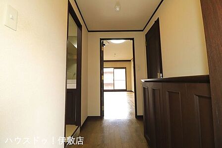 【玄関】白いクロスに落ち着きのあるダークブラウン色の建具でしまりのある玄関