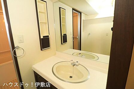 【洗面台】広々とした洗面台。忙しい朝も横に並んで支度ができます