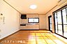 キッチン：【ダイニングキッチン】キッチン横に勝手口がついており、玄関を通らずにゴミ出しができます