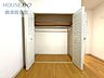 洋室：扉一つで日常の雑多なものを完全に隠し、リビングや寝室を「くつろぎ専用」の空間へ。視覚的なノイズが消えることで、部屋がより広く、洗練されて見えます。住まいを常に美しく保つ、最も身近な魔法の箱です。