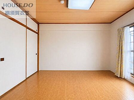 季節物の収納や書斎など多目的な利用を便利にサポートし、住まう人の個性に寄り添う柔軟な暮らしを力強く演出します。※AIで家具を消したイメージです