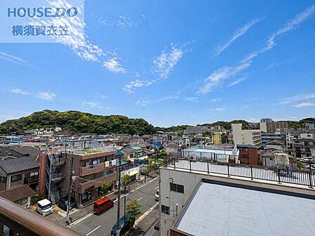 6階部分ならではの開放的な景色が、日常を彩る美しいパノラマをスマートに実現。遠くまで見渡せる眺望が心のリラックスを便利にサポートし、移ろう空の色を楽しむ贅沢な時間を力強く叶えます。