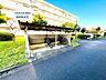 外観：敷地内に自転車置場もございます。駐車場も現在空きがございますので、早めにお問い合わせくださいませ！