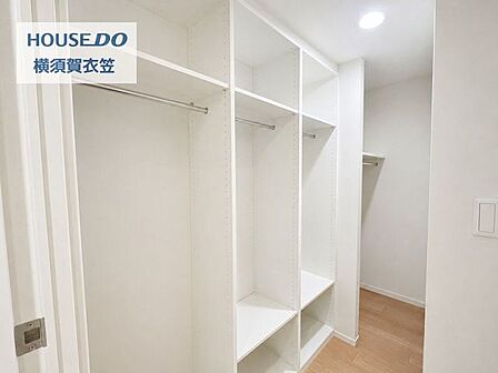 2026年7月撮影広々収納のウォークインクローゼットです。※AIで家具を消したイメージです。