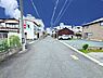 外観：前面道路含む現地写真