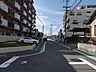 外観：西側前面道路です。車がすれ違うのに十分な道幅です。車が2台と通行人も通れる幅となっています。