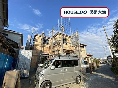 外観：大治町堀之内エリアに全2棟の新築戸建てが登場です。全居室南向きで日当たり良好◎明るい陽が差し込む邸宅です。