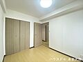 明るい色味の内...