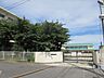 周辺：大治小学校学校行事やその月の予定なども、ホームぺージに掲載し、子供達や学校の様子が公開されています。2006年度には地元住民の間でONBの会が結成され、登下校の見守り活動を行っている。 1600m