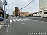 外観：車の出し入れもしやすく、また配達などの車が停まっていても通行出来る道幅となっています。
