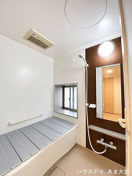 あると嬉しい浴室乾燥機付き。東窓もあるので外気を取り込みながら半身浴を楽しむこともできそうですね。※居住中につき一部画像の加工を行っております