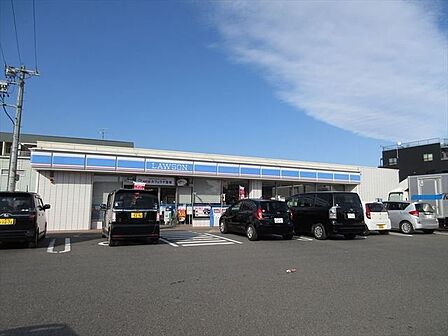 「ローソン大治町三本木店」　スローガンは「マチの健康ステーション」。健康や美容に配慮した商品が豊富。毎月22日はイチゴ載せプレミアムロールケーキを販売。ドリンクも充実しています。 1400m
