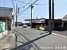 外観：車の出し入れもしやすく、また配達などの車が停まっていても通行出来る道幅となっています。