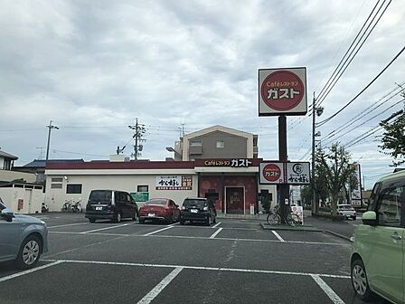 ガスト江南店【和洋中の幅広いメニューを手頃な価格で楽しめるファミリーレストラン。モーニングから深夜まで営業しており、家族連れや一人利用でも使いやすい日常使いに便利な飲食店です。】 650m