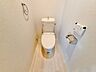 トイレ：【温水洗浄器付きトイレ 】温水洗浄器付きのトイレは、便座を暖かく保てるため、冬場でも座ったときにヒヤッとせず快適に使用できます！ペーパーの使用量の削減にもなるため経済面でもメリットがあります♪