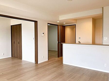【LDK14.7帖】ゆったりと過ごせる広さのリビングは家具を配置しても圧迫感が少なく、快適な生活空間を確保できます!親戚や友達を呼んでもゆとりがあり、楽しい時間を過ごすことが出来ます♪