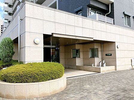 【グランコート江南】重厚感のあるタイル貼りが印象的な玄関!ゆとりあるエントランスや整えられた植栽に加え、雨の日も安心な屋根付きのアプローチなど、日々の暮らしやすさにも配慮された住まいです!