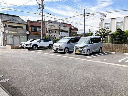 【駐車場】敷地内には、1台分の継承可能な駐車場を確保しています!月額4800~7000円で利用できるため、車を所有している方でも新たに駐車場を探す必要がなく、安心してお住まいいただけます♪