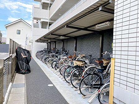 【駐輪場】共有の駐輪場は広々としており、屋根があるため雨風や日差しから自転車を保護することが出来ます!また、ゆとりあるスペース設計のため出し入れもしやすく、混雑しにくい点も魅力です!