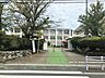 周辺：布袋北小学校【住宅地が広がる落ち着いた環境に位置し、周辺には布袋北保育園などの子育て施設も点在する立地。地域に見守られながら安心して通学できる公立小学校です。】 1000m