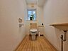 トイレ：洗面台付きの1階トイレ奥行、横幅ともに広く取られており、圧迫感のない空間です♪