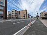 外観：前面道路含む現地写真